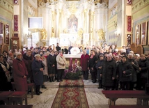 Spotkania gromadzą osoby pragnące formacji, modlitwy i zaangażowania w apostolstwo. 