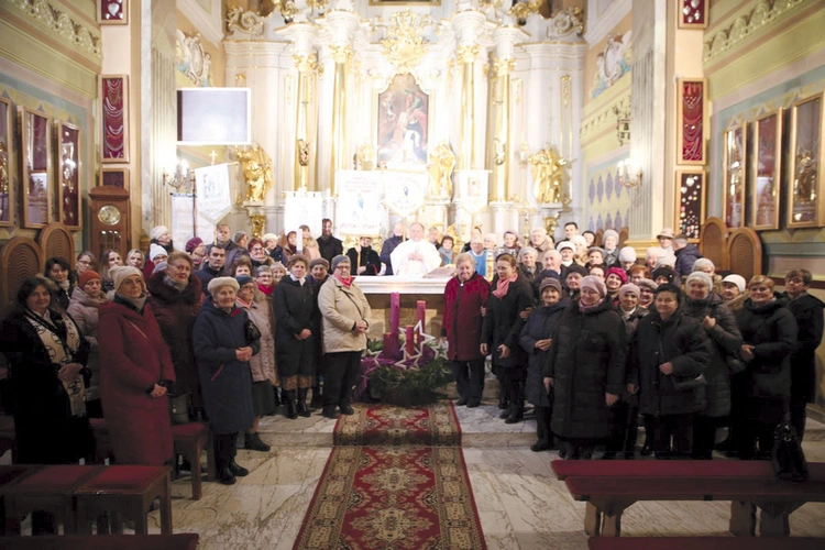 Spotkania gromadzą osoby pragnące formacji, modlitwy i zaangażowania w apostolstwo. 