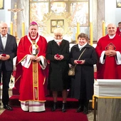 Metropolita z zasłużonymi  dla parafii laureatami Medali  św. Jadwigi.
