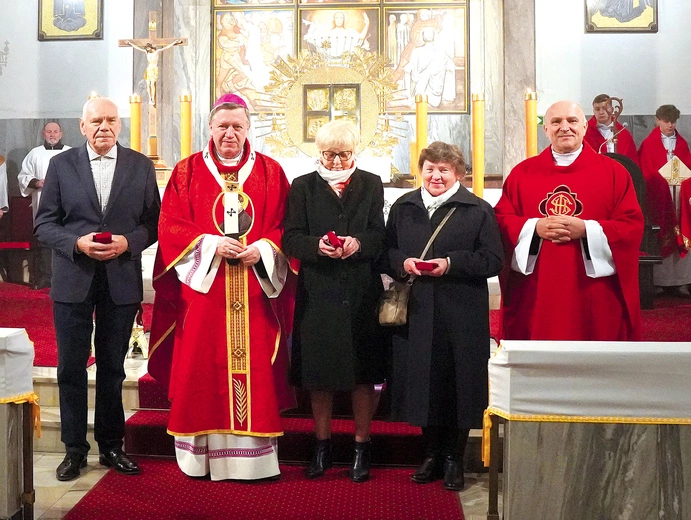 Metropolita z zasłużonymi  dla parafii laureatami Medali  św. Jadwigi.