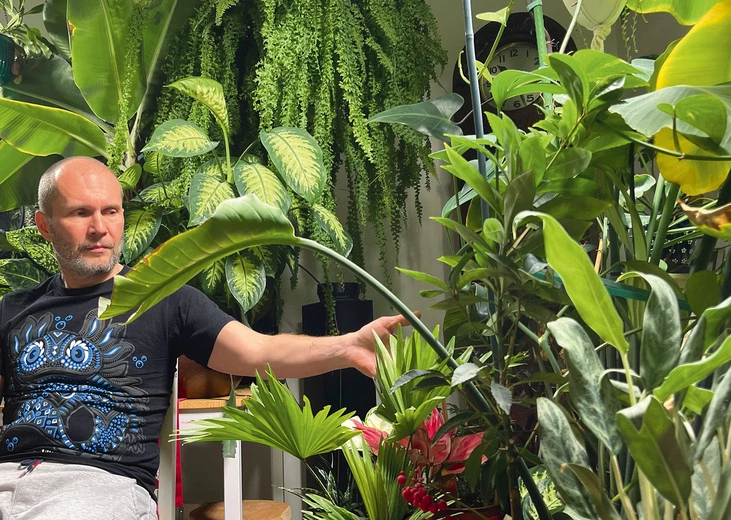 Kwiatów już nie jestem w stanie zliczyć, szczepki się ukorzeniają, inne się rozrastają.  Tylko jedna  gałąź paproci  ma 2,5 metra długości  – opowiada dr Rafał.