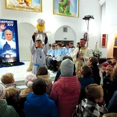 Towarzyszem dzieci w roratnej wędrówce jest lew o imieniu Leo.