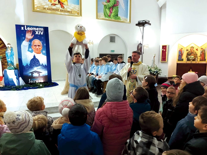 Towarzyszem dzieci w roratnej wędrówce jest lew o imieniu Leo.