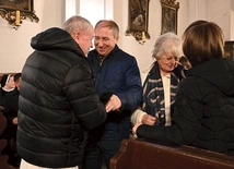 Po Mszy św. odbierali gratulacje i życzenia.