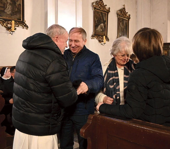 Po Mszy św. odbierali gratulacje i życzenia.