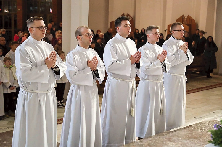 Obrzęd kandydatury to moment, w którym alumni publicznie potwierdzają gotowość służby Chrystusowi.