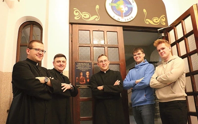 Alumni i ks. Daniel Reguła zapraszają do Wyższego Seminarium Duchownego.