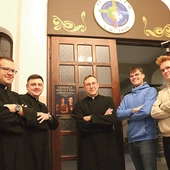 Alumni i ks. Daniel Reguła zapraszają do Wyższego Seminarium Duchownego.