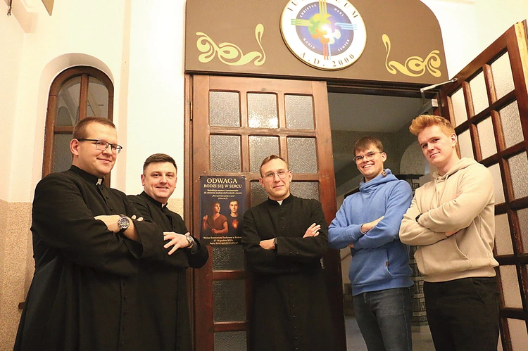 Alumni i ks. Daniel Reguła zapraszają do Wyższego Seminarium Duchownego.