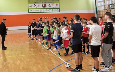 Za rozgrywki w rejonie zielonogórskim odpowiedzialny był rejonowy duszpasterz młodzieży – ks. Mateusz Pobihuszka.