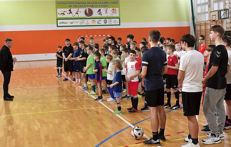 Za rozgrywki w rejonie zielonogórskim odpowiedzialny był rejonowy duszpasterz młodzieży – ks. Mateusz Pobihuszka.