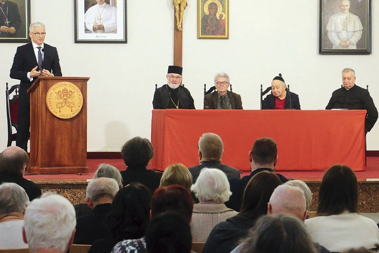 Od 20 lat w ramach dzielnicy działa także Fundacja Czterech Świątyń. 