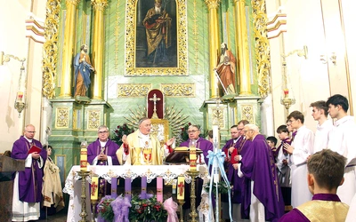 To trzecia wizyta biskupa tarnowskiego w tej parafii. Mówił, że świątynia za każdym razem pięknieje. 