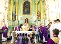To trzecia wizyta biskupa tarnowskiego w tej parafii. Mówił, że świątynia za każdym razem pięknieje. 