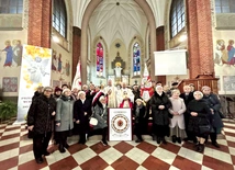 Bractwo z proboszczem ks. Janem Kularskim i wikariuszem ks. Przemysławem Żmudą.