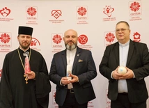 Do wsparcia potrzebujących zachęcają (od lewej):  ks. Paweł Sidoruk, ks. Damian Drabikowski  i ks. Wojciech Rudkowski.