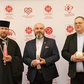 Do wsparcia potrzebujących zachęcają (od lewej):  ks. Paweł Sidoruk, ks. Damian Drabikowski  i ks. Wojciech Rudkowski.