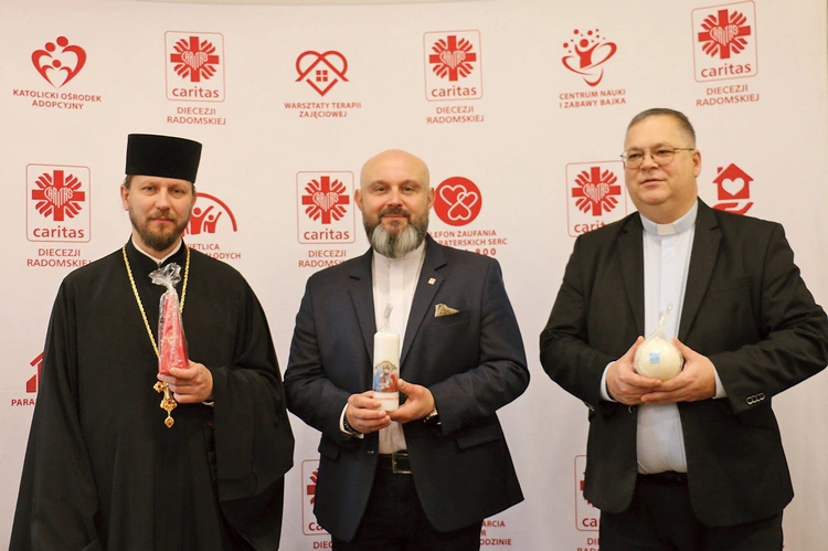 Do wsparcia potrzebujących zachęcają (od lewej):  ks. Paweł Sidoruk, ks. Damian Drabikowski  i ks. Wojciech Rudkowski.