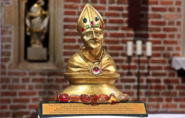 Relikwie patrona, przekazane przez śp. kard. Dukę.