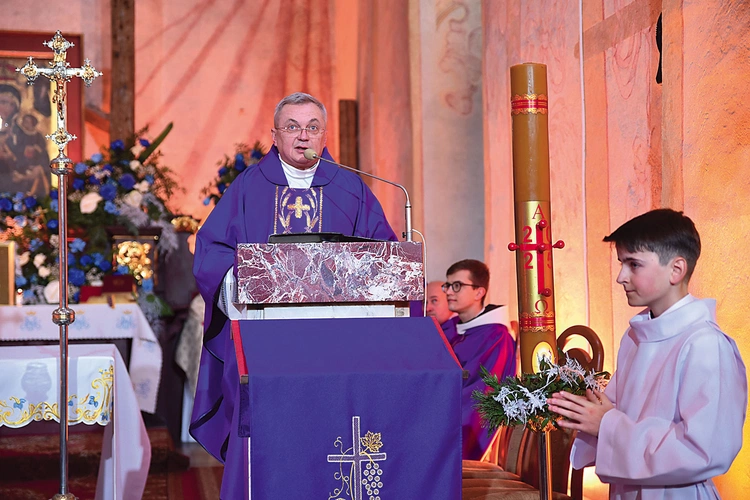 Ks. proboszcz Mirosław Papier buduje z księżmi i świeckimi żywą wspólnotę, która troszczy się o pozostawione jej dziedzictwo.