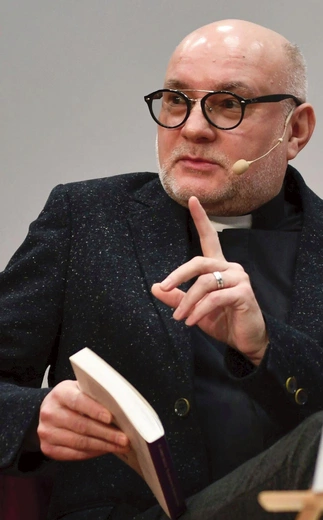 Ksiądz dr hab. A. Draguła – teolog, publicysta i autor wielu książek, który w tym roku obchodzi 35 lat kapłaństwa. Jest przewodniczącym Rady Naukowej Instytutu Nauk Teologicznych Uniwersytetu Szczecińskiego i członkiem Komitetu Nauk Teologicznych Polskiej Akademii Nauk.