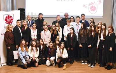 Gala odbyła się 3 grudnia w auli parafii pw. Ducha Świętego w Zielonej Górze. Młodym wolontariuszom wyróżnienia wręczył  bp Adrian Put, który na zakończenie podkreślił: – Kościół tak naprawdę to trzy rzeczy: oddawanie czci Panu Bogu, głoszenie słowa, ale także miłosierdzie, dobro, caritas. Zebrał się tutaj dzisiaj najpiękniejszy Kościół zielonogórsko-gorzowski – młodzi ludzie, którzy potrafią czynić dobro, którzy dają miłość i realizują to, co Kościół powinien robić. Ściągam piuskę na znak szacunku dla was…