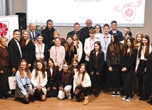 Gala odbyła się 3 grudnia w auli parafii pw. Ducha Świętego w Zielonej Górze. Młodym wolontariuszom wyróżnienia wręczył  bp Adrian Put, który na zakończenie podkreślił: – Kościół tak naprawdę to trzy rzeczy: oddawanie czci Panu Bogu, głoszenie słowa, ale także miłosierdzie, dobro, caritas. Zebrał się tutaj dzisiaj najpiękniejszy Kościół zielonogórsko-gorzowski – młodzi ludzie, którzy potrafią czynić dobro, którzy dają miłość i realizują to, co Kościół powinien robić. Ściągam piuskę na znak szacunku dla was…