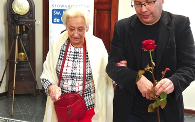 Spotkanie promocyjne ósmego wydania biuletynu „Łączą nas ludzie i miejsca” odbyło się 2 grudnia w Urzędzie Stanu Cywilnego. Red. Hanna Kaup prowadziła rozmowy z bohaterami, młodzież z II LO czytała fragmenty opowieści, a w tle ukazywały się pamiątkowe zdjęcia. Biuletyn dystrybuowany jest za darmo w wybranych miejscach Gorzowa, m.in. w parafii pw. św. Józefa.