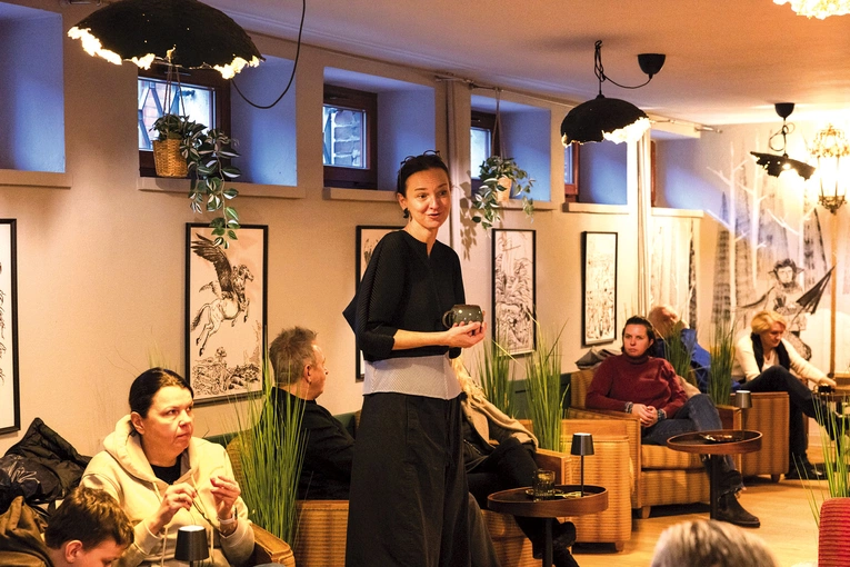 Lokal zadebiutował z początkiem Adwentu. Jest czynna w niedziele w godz. 10–21.30. Można do niego przynosić „Opowieści z Narnii” w różnych językach i wydaniach.  – Chcemy,  by kawiarnia była miejscem spotkań i budowania relacji.  Na Mszy św. widzimy się na modlitwie i dziękczynieniu. Tu można posiedzieć, wypić kawę, zintegrować się i być może spotkać Aslana – uśmiecha się ks. Rafał Sikorski.