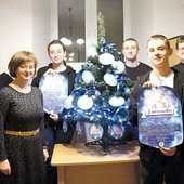 Siostra Agnieszka, ksiądz Paweł i oazowicze zachęcają do przygotowywania paczek.