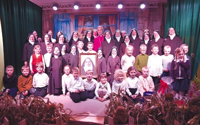 Podczas uroczystości podkreślano,  że dzieci są nadzieją.  Od stu lat siostry troszczą o jej spełnienie.