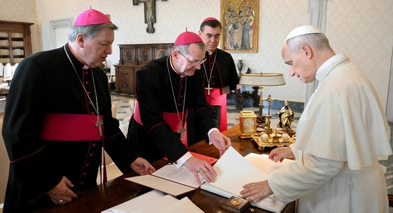 Abp Kupny na audiencji u papieża Leona XIV. Wręczył Ojcu Świętemu ważną pamiątkę