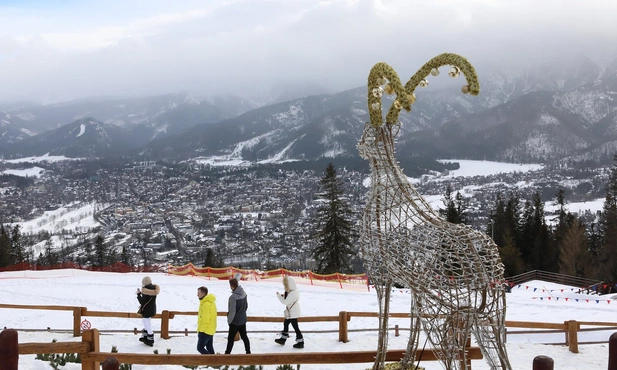 Świąteczna karuzela przed sanktuarium przy Krupówkach narusza prawo