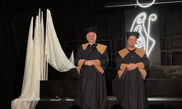 Bp Marek Szkudło z tytułem Honorowego Profesora Szkoły 