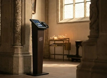 Gdy z obiegu znika gotówka – jak wspierać parafię w czasach płatności cyfrowych?