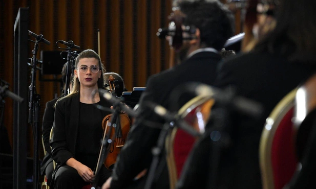 Papież zachęca do słuchania muzyki, która zbliża do Boga