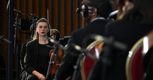 Papież zachęca do słuchania muzyki, która zbliża do Boga