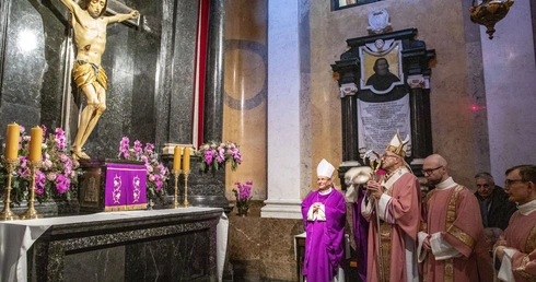 Modlitwa za Warszawę przed Krzyżem Baryczkowskim