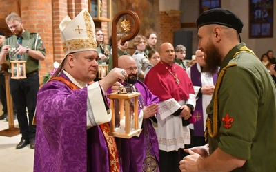 Ponad 1200 harcerzy na przekazaniu Betlejemskiego Światła Pokoju w kolegiacie