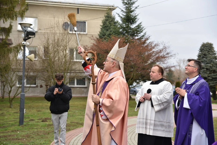 Na kolanach i rowerze