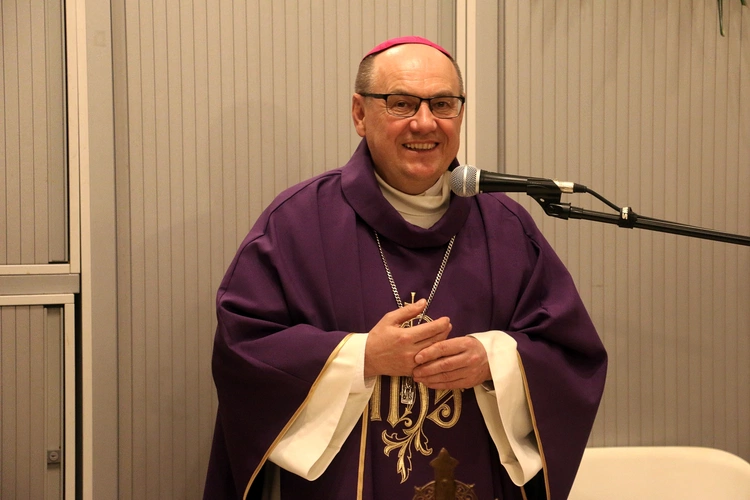 Biskup modlił się z mężczyznami w kryzysie bezdomności