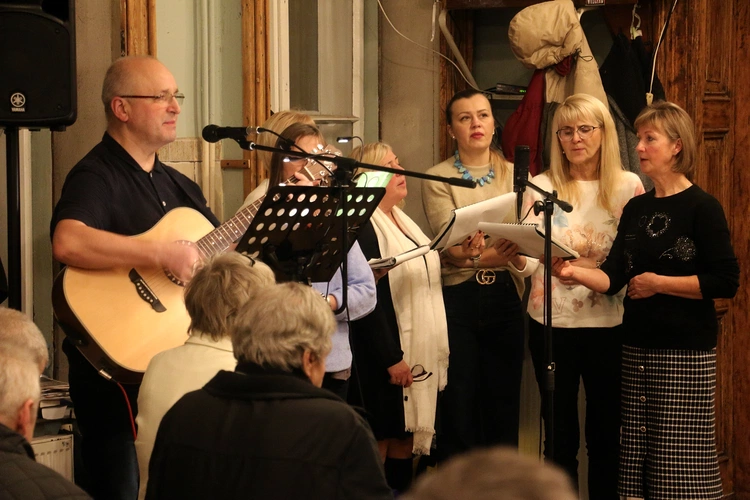 Biskup modlił się z mężczyznami w kryzysie bezdomności