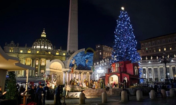 Na Placu św. Piotra rozświetliła się choinka 