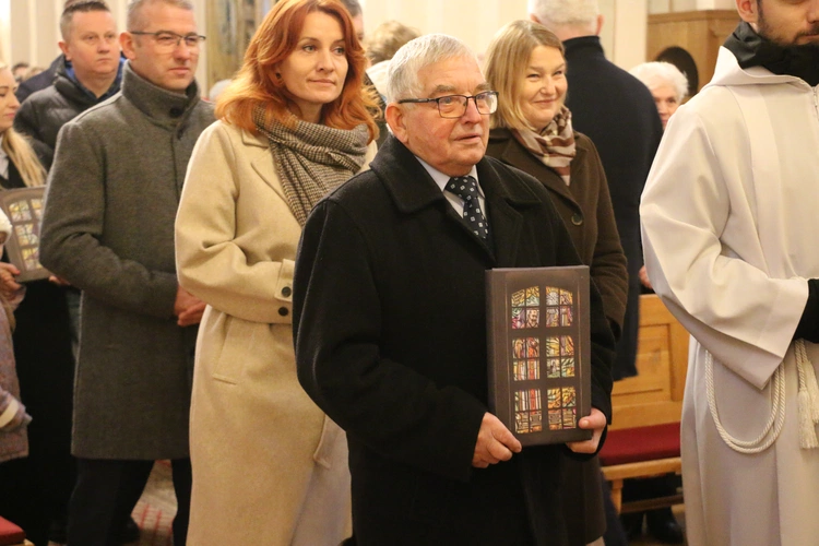 Strzegocin. Nowe witraże