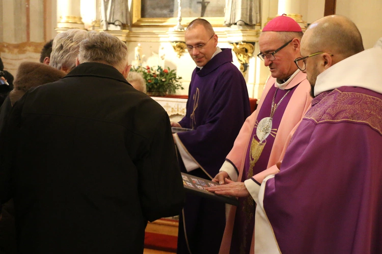 Strzegocin. Nowe witraże