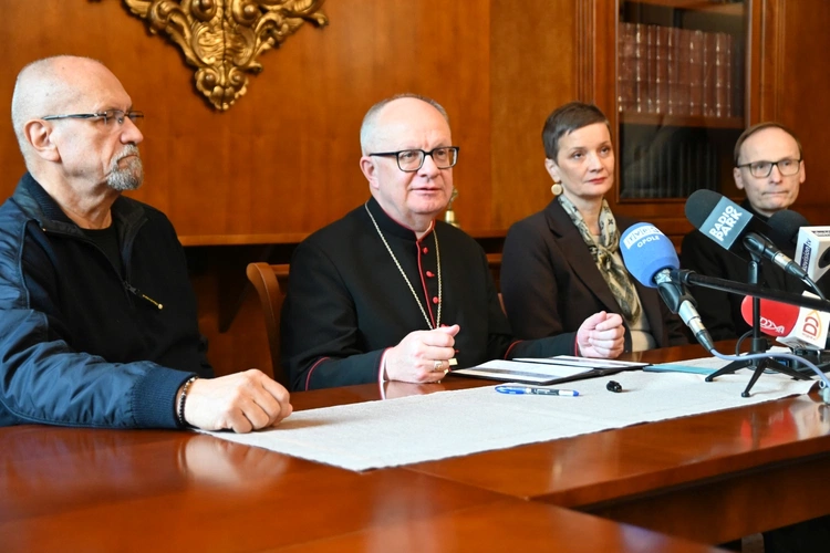 Ostatnie prace przed otwarciem katedry