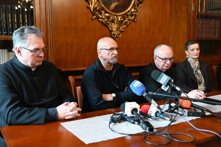 Ostatnie prace przed otwarciem katedry