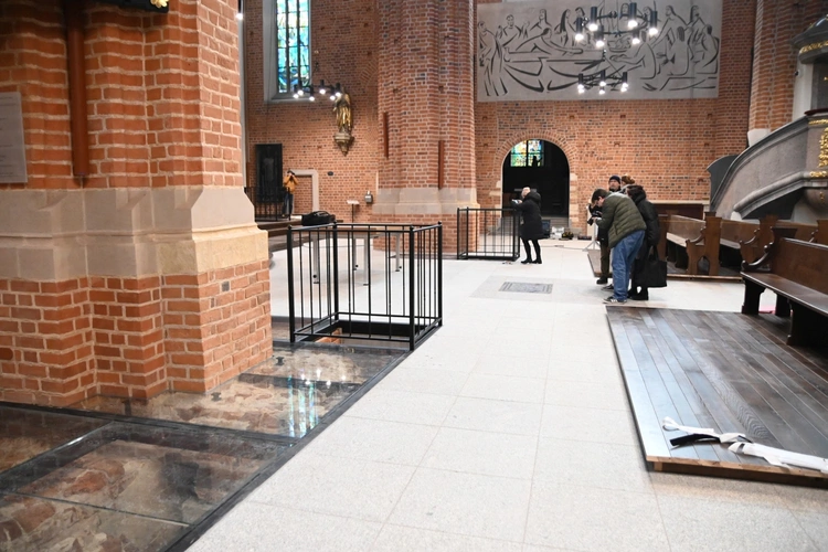 Ostatnie prace przed otwarciem katedry