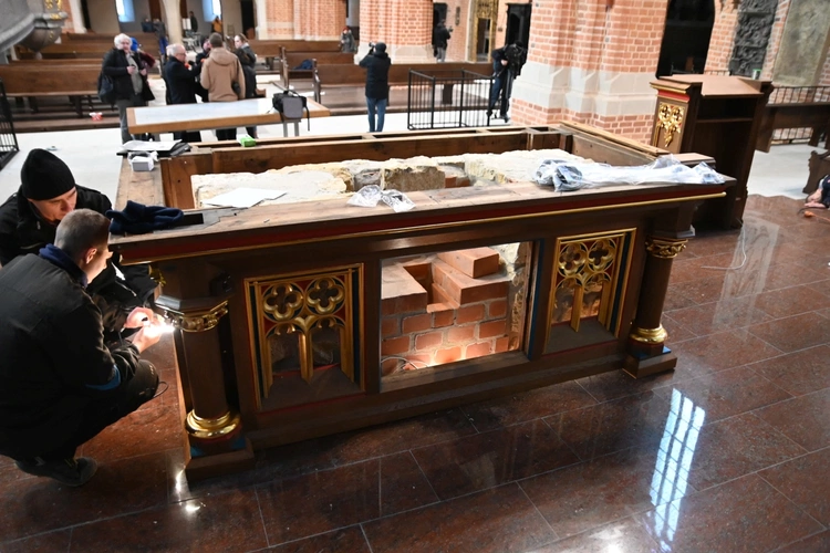 Ostatnie prace przed otwarciem katedry