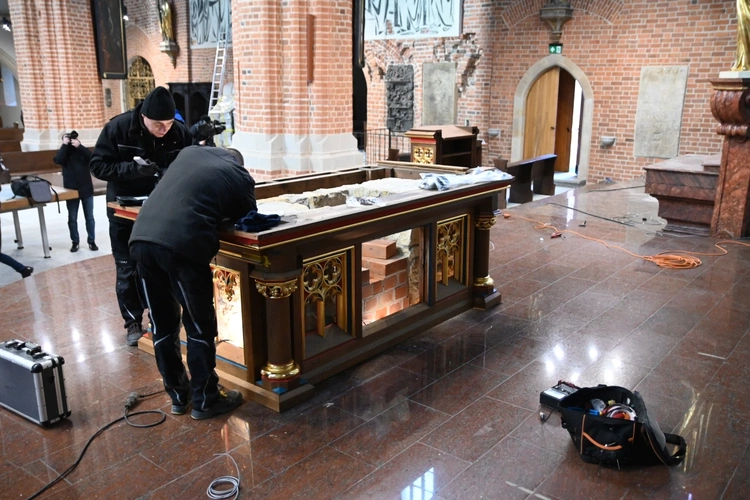 Ostatnie prace przed otwarciem katedry